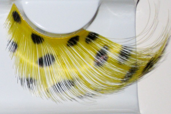Wimpern Gelbe Federn mit schwarzen Punkten